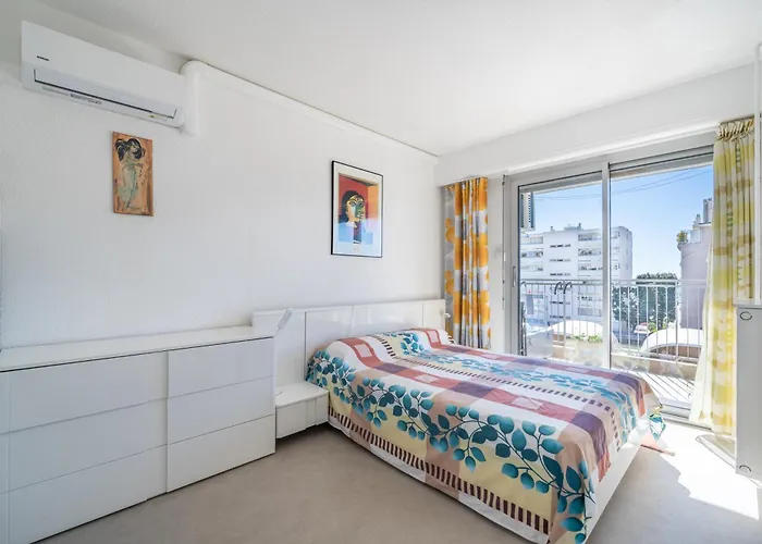 Golfe-juan à 150 M De La Et Près De Cannes , Centre Et Gare Appartement *
