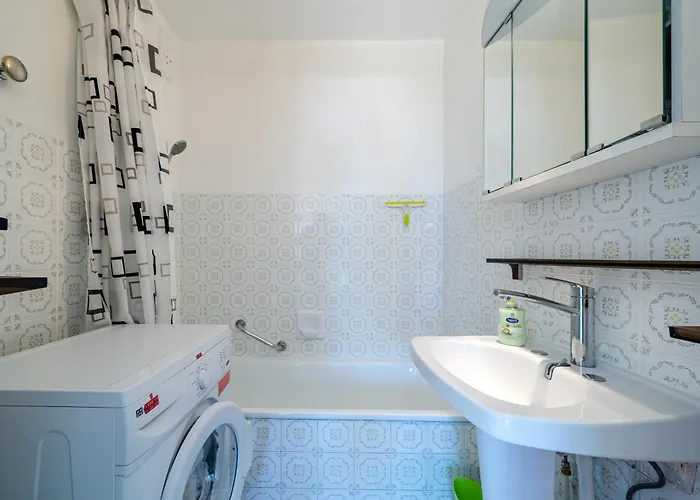 Appartement Golfe-juan à 150 M De La Et Près De Cannes , Centre Et Gare *