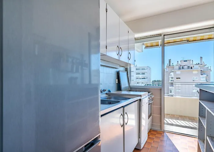 Appartement Golfe-juan à 150 M De La Et Près De Cannes , Centre Et Gare